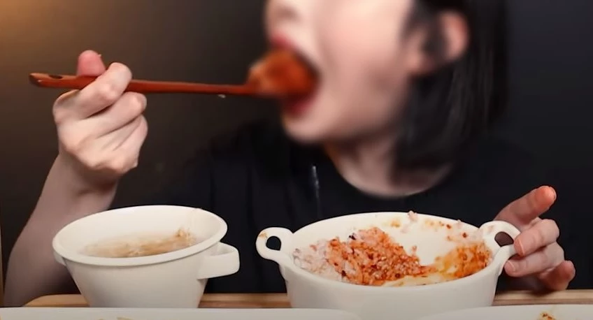 “먹방 유튜버들 '먹토' 하는지 안 하는지 손가락 잘 보면 알 수 있습니다”