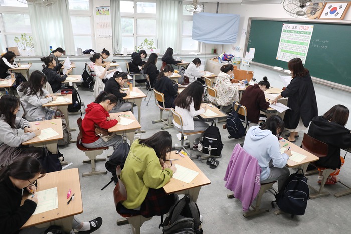 “수능 감독관 앉을 의자 배치해달라”는 교사들 요구에 교육부가 내린 결정