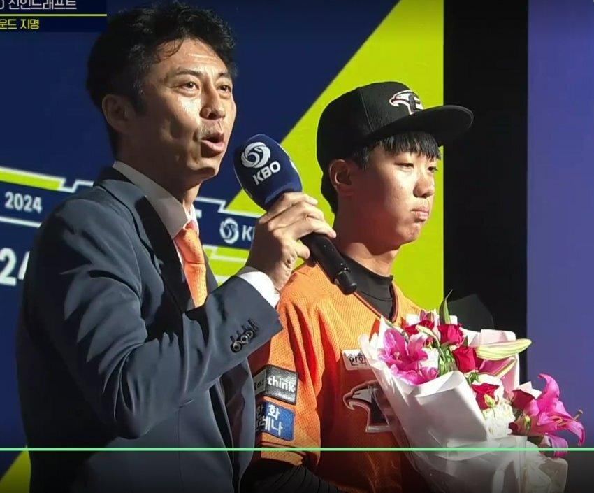 야구) 황준서 한화행 된후 표정을 본 시청자들 반응 다 똑같음 ㅋㅋㅋ