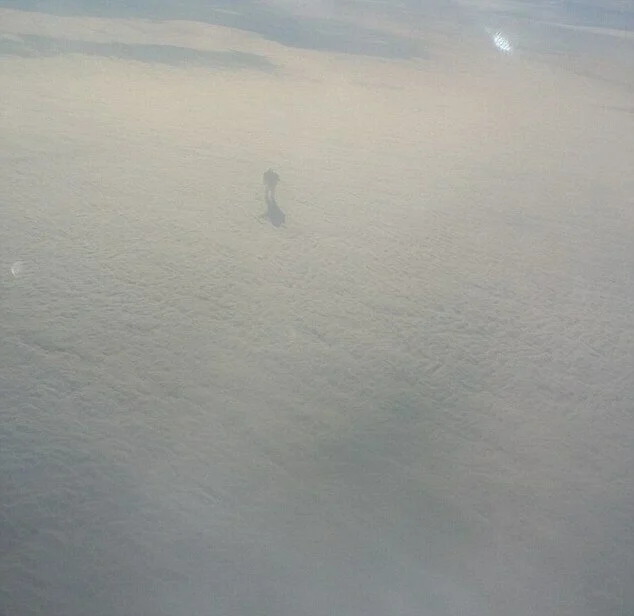 상공 9,000m 구름 위에서 찍힌 미스테리한 사진