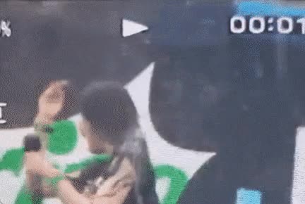 워터밤에서 가수들 얼굴로 물총 쏘는 관객들