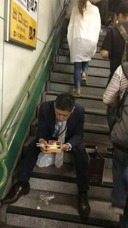 혐)싱글벙글 일본 지하철.jpg
