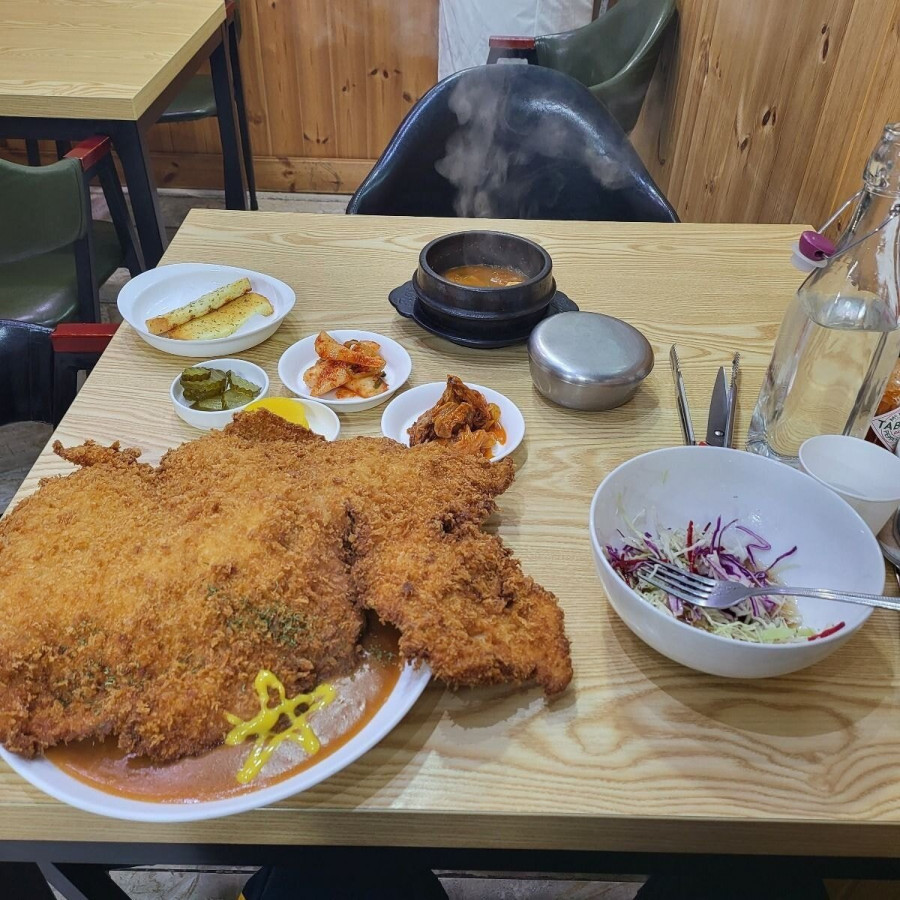 어느 가게의 만원짜리 돈까스 정식